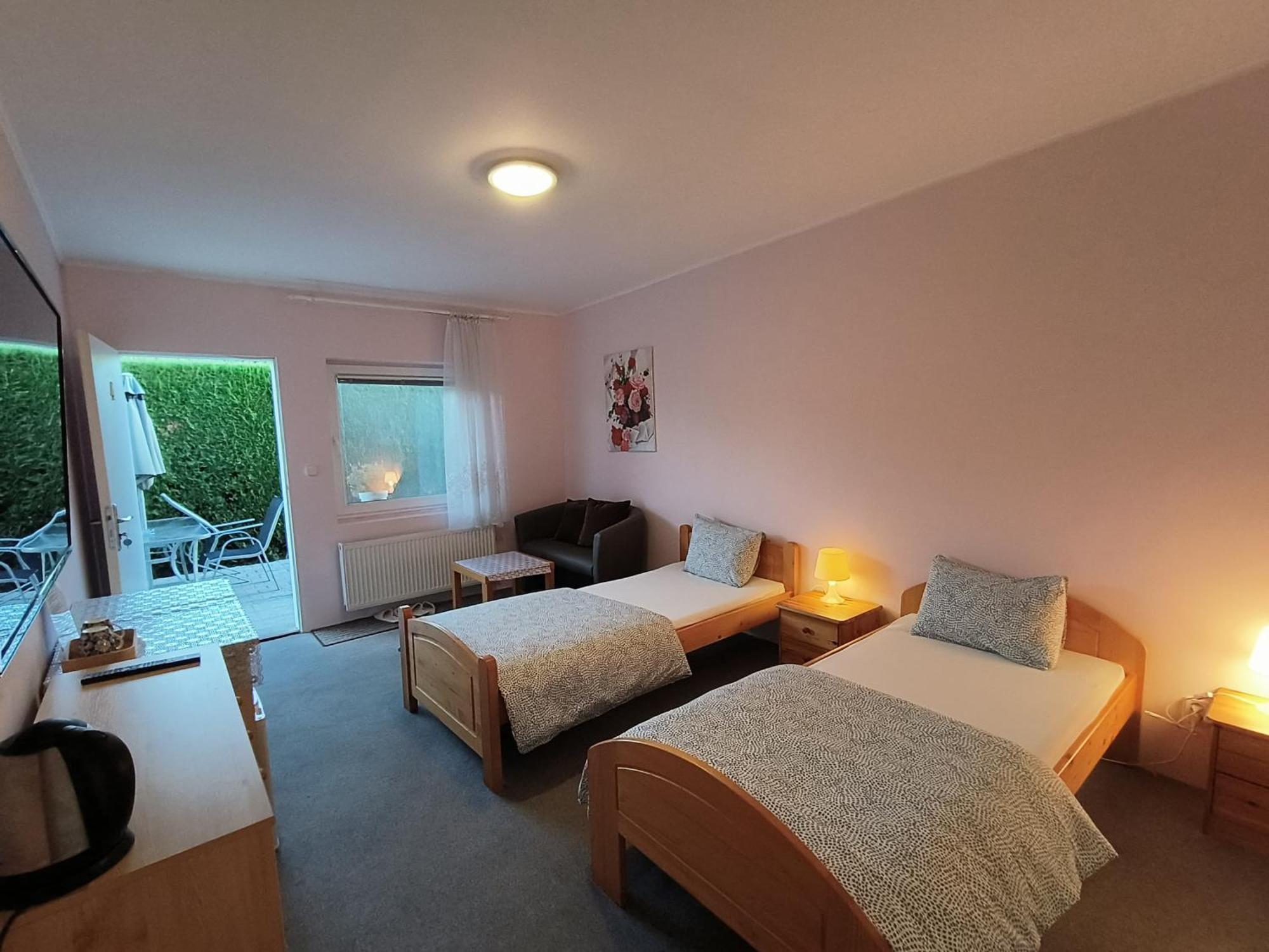 Cozy Room With Garden In 布拉迪斯拉发 外观 照片