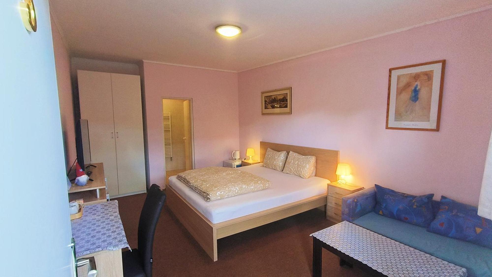 Cozy Room With Garden In 布拉迪斯拉发 外观 照片
